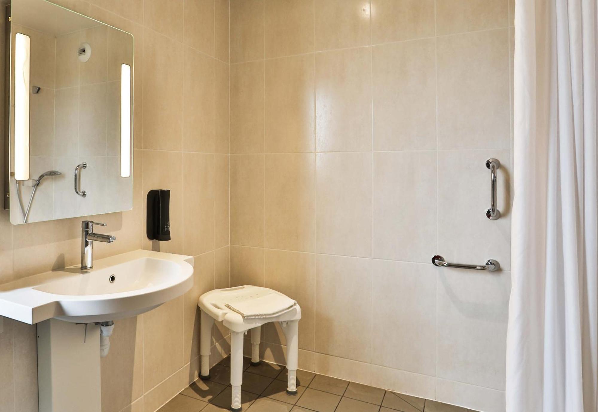 B&B Hotel Les Herbiers Eksteriør billede